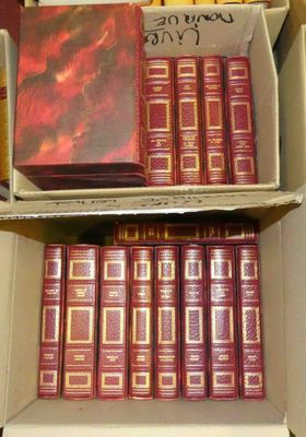 de nombreux livres qui se trouvent dans une boîte sur l'étagère