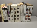 plusieurs livres sont empilés sur une table