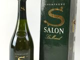 la bouteille de champagne se trouve à côté d'un carton de vin