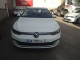 la voiture blanche est garée sur le côté de la route
