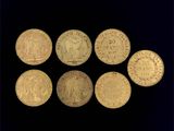 un lot de cinq pièces d'or présentant des motifs différents
