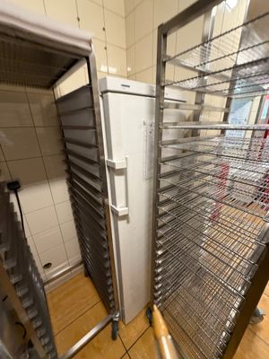 une photo d'une cuisine avec plusieurs étagères de séchage pour aliments
