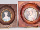 une paire de portraits miniatures représentant une dame et un monsieur, dans un cadre en bois
