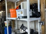 une étagère sur laquelle se trouvent de nombreux objets différents