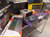 de nombreux claviers d'ordinateur exposés dans un magasin