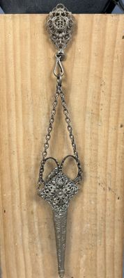 a picture of a necklace that is on a mannequin