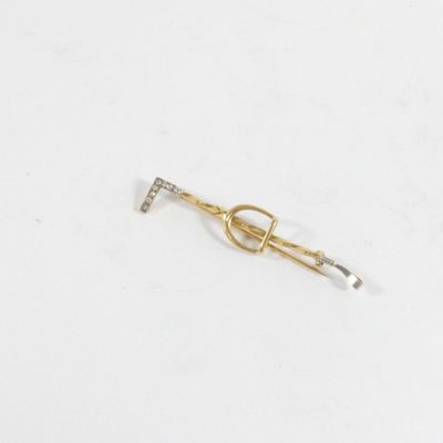 une image représentant une barrette en or et diamants sur fond blanc