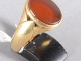 une image représentant une bague en or sertie d'une pierre de cornaline