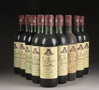 six bouteilles de vin sont alignées sur une table