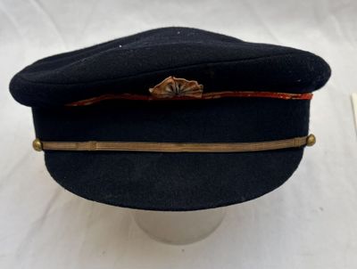 un chapeau noir orné d'un ruban rouge