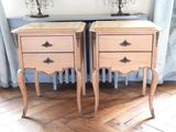 deux tables de chevet placées l'une à côté de l'autre sur un parquet