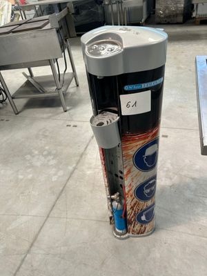 une canette de soda posée par terre à côté d'une poubelle