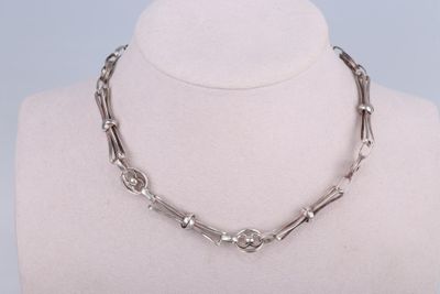gros plan d'un collier sur un mannequin mannequin
