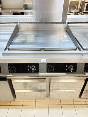 une cuisinière équipée de deux fours dans une cuisine professionnelle
