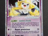 gros plan d'une carte pokemon sur une table