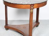une photo d'une table à plateau en marbre montée sur roulettes, avec un piètement en bois