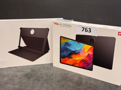 Deux boîtes contenant les nouveaux iPad Pro et iPad Air ont été ouvertes.