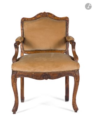 une vieille chaise en bois avec une assise rembourrée de couleur beige clair