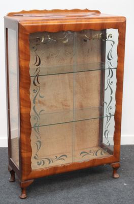 une petite vitrine surmontée d'une porte vitrée