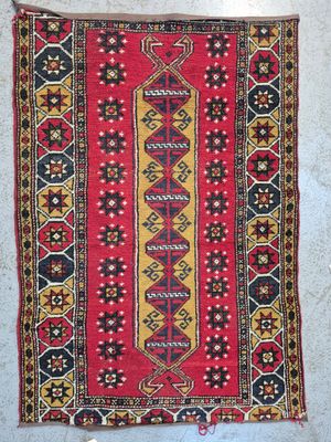 un tapis rouge et jaune sur un sol blanc