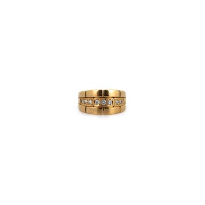 gros plan d'une bague en or avec des diamants sur fond blanc