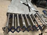 une table sur laquelle sont posés plusieurs tuyaux métalliques
