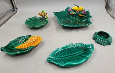 tout un tas de plats verts posés sur une table
