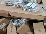 une grande pile de cartons empilés les uns sur les autres