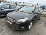 une voiture noire recouverte de feuilles