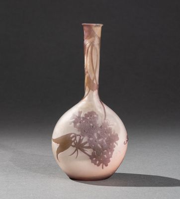 un vase en verre avec une fleur sur une table