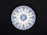 une assiette bleue et blanche ornée d'un motif de poisson