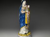 l'image d'une statue de femme avec une couronne sur la tête