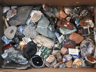 une boîte remplie de cailloux et d'autres objets