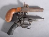 un vieux pistolet avec une poignée en bois sur une surface blanche