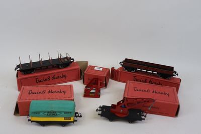 plusieurs petits trains sont alignés sur une surface blanche