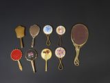 tout un tas de brosses à cheveux de toutes sortes sur la table