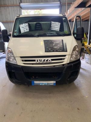 une camionnette blanche garée dans un garage