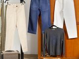 plusieurs paires de jeans suspendues à un portant dans une pièce