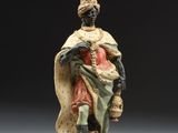 une image représentant la statue d'un homme tenant un panier