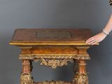 une femme debout à côté d'une table sur laquelle se trouve un échiquier