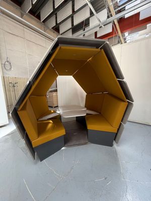 une cabine jaune et noire dans un bâtiment équipé d'un lavabo