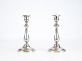paire de chandeliers en argent sur fond blanc