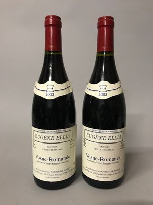 deux bouteilles de vin posées l'une à côté de l'autre sur une table