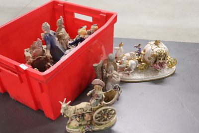 de nombreuses figurines dans un récipient rouge posé sur une table