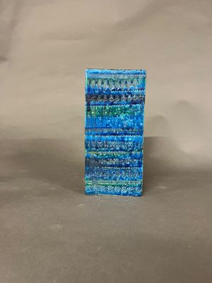 un petit vase en verre orné d'un motif bleu