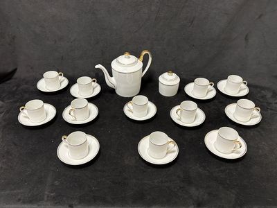 une image représentant un ensemble de tasses et de soucoupes posées sur une table
