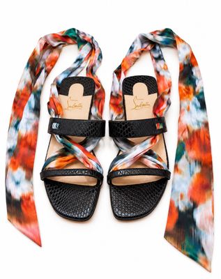 des sandales teintes selon la technique du tie-dye et un foulard sur fond blanc