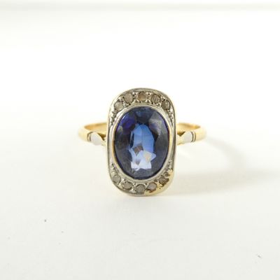 Gros plan sur une bague contenant une pierre bleue