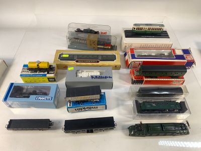 de nombreux types de trains miniatures exposés sur une table