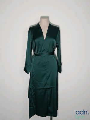une robe verte de femme sur un mannequin, un mannequin, un mannequin, un mannequin, un mannequin, un mannequin, un mannequin, un mannequin